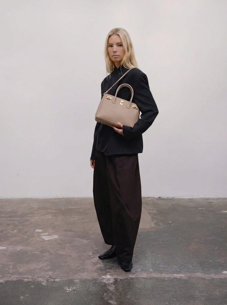 Medium Structured Lock Bag